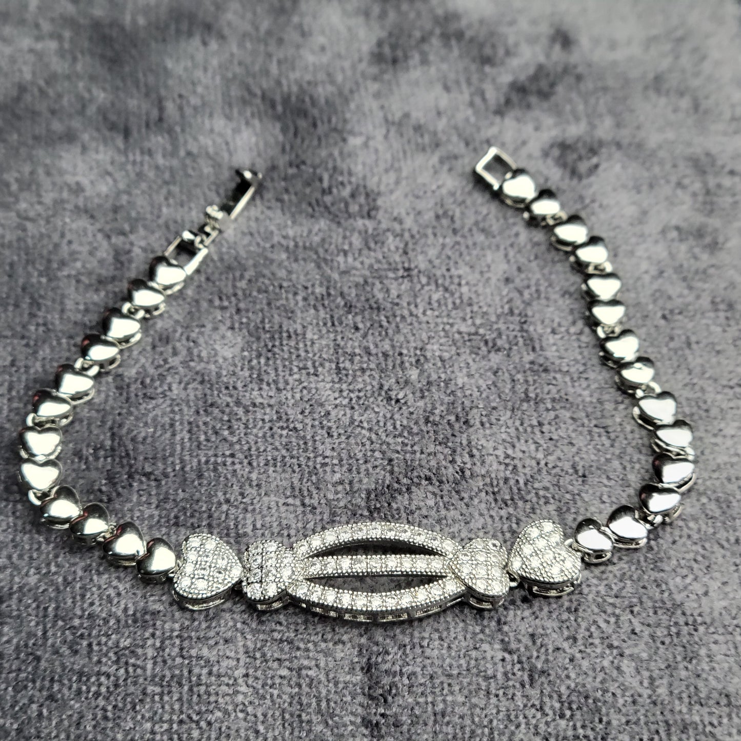 Heart-Link Crystal Bracelet – Timeless Sophistication