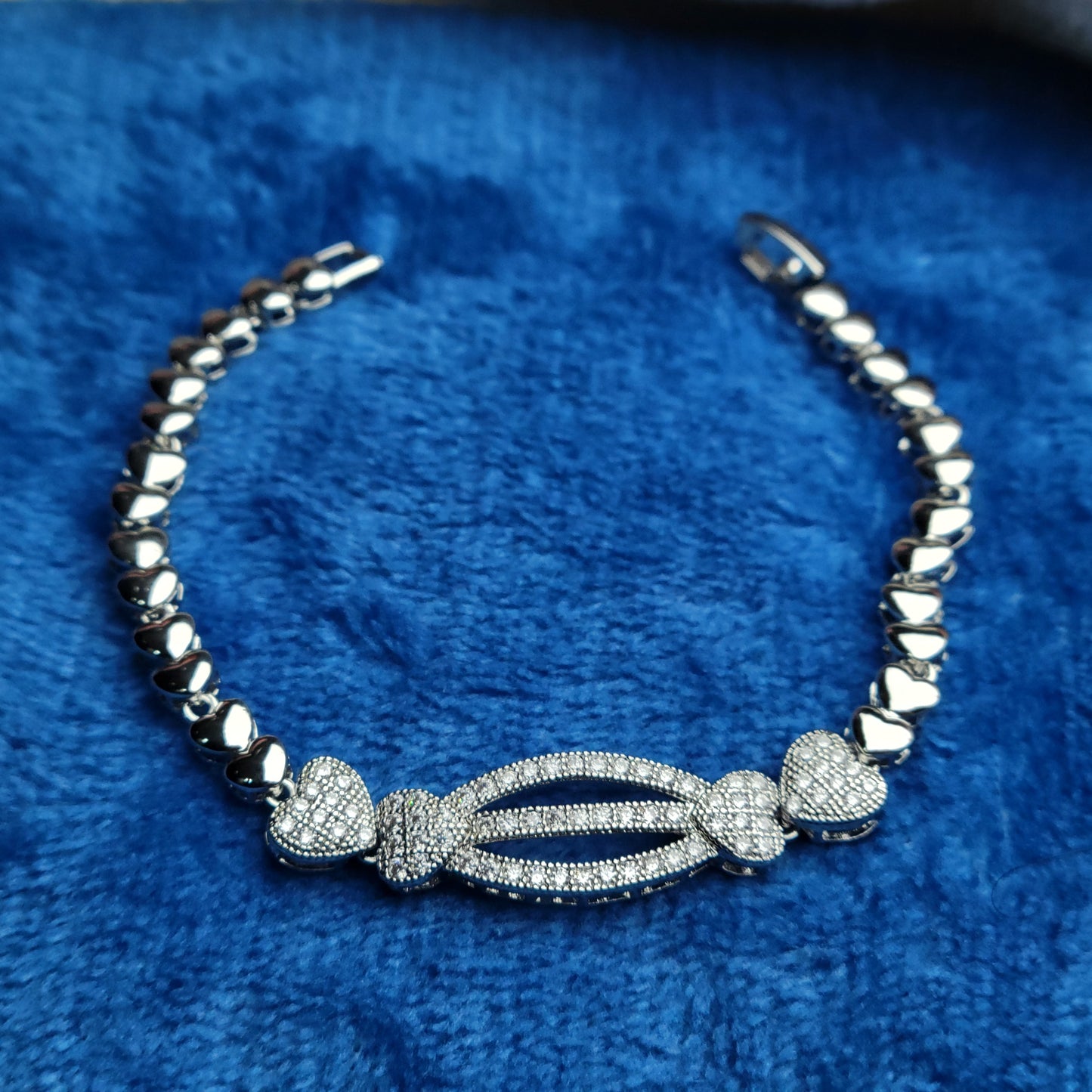 Heart-Link Crystal Bracelet – Timeless Sophistication