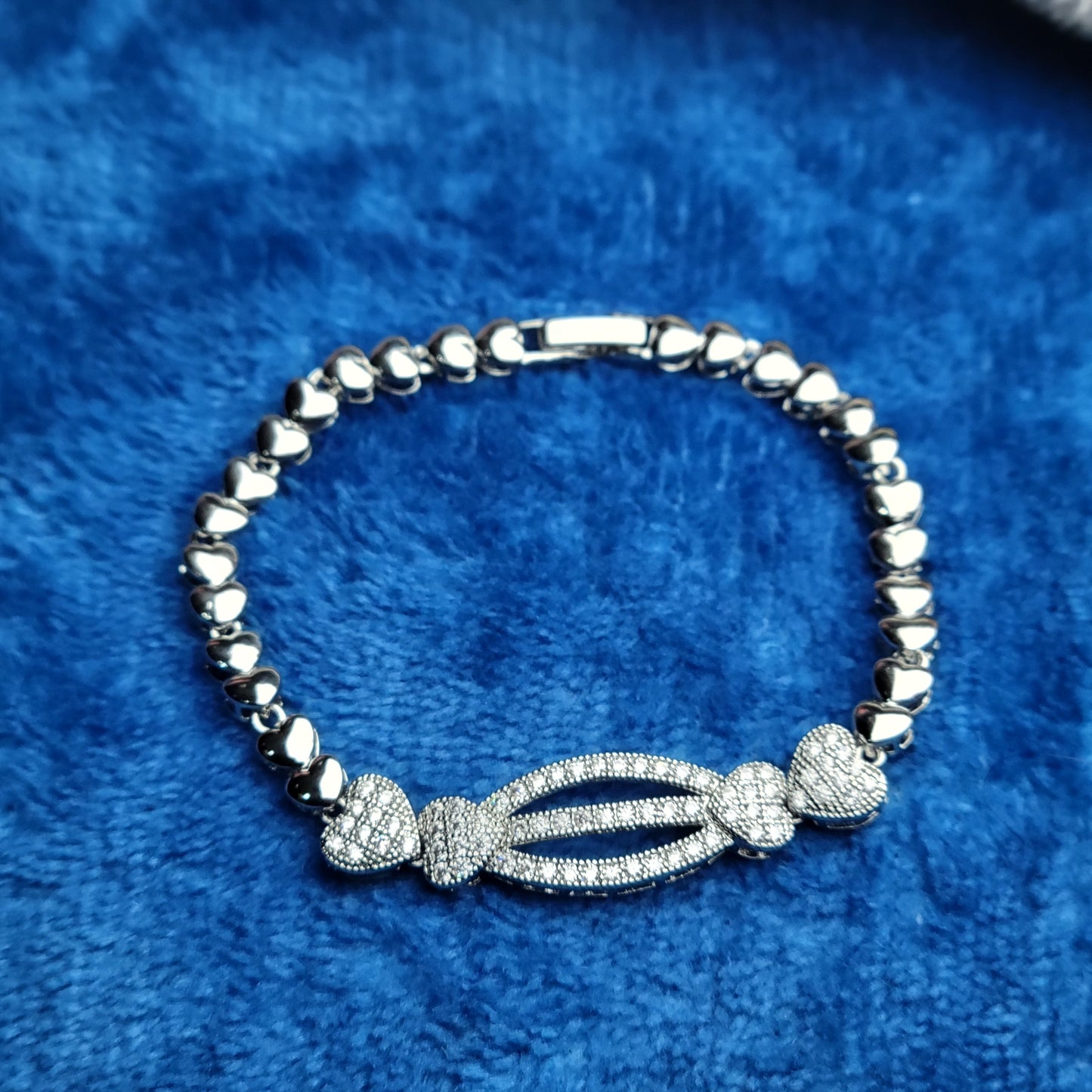 Heart-Link Crystal Bracelet – Timeless Sophistication