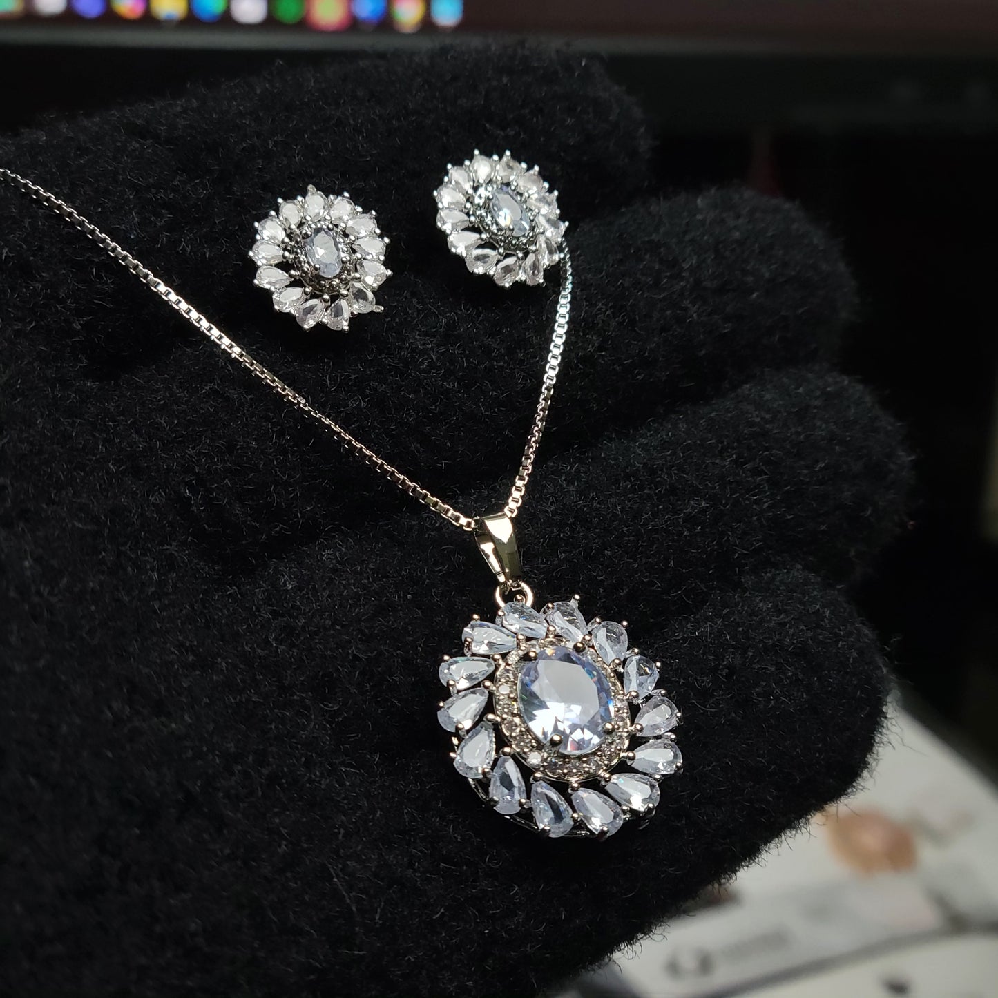 Regal Oval Bloom Jewelry Set – Necklace and Earrings